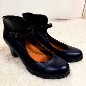 Gentle Souls black leather Top Cast ankle strap heels size 6